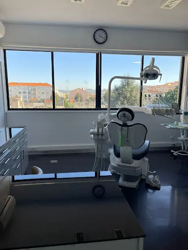 Clínica Dentária Trevo Sorridente - Implantologia e Cirurgia Oral